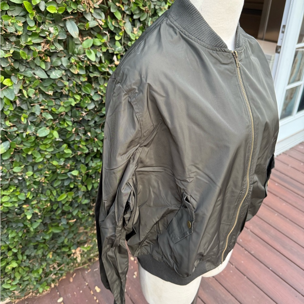 🔥🔥OFFER $15 DEAL ALERT🔥🔥Woman’s Olive Green Bomber Jacket XL - Picture 8 of 16